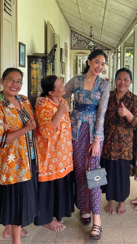 Menjadi seorang putri bangsawan, Rania kerap membagikan momen bersama masyarakat sekitar keraton. Tak ketinggalan, ia selalu mengenakan kebayanya yang cantik.