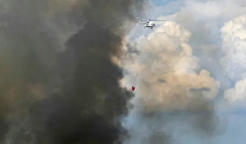 'Satu heli dikirim karena kebakaran di sana juga sangat besar,' kata dia.