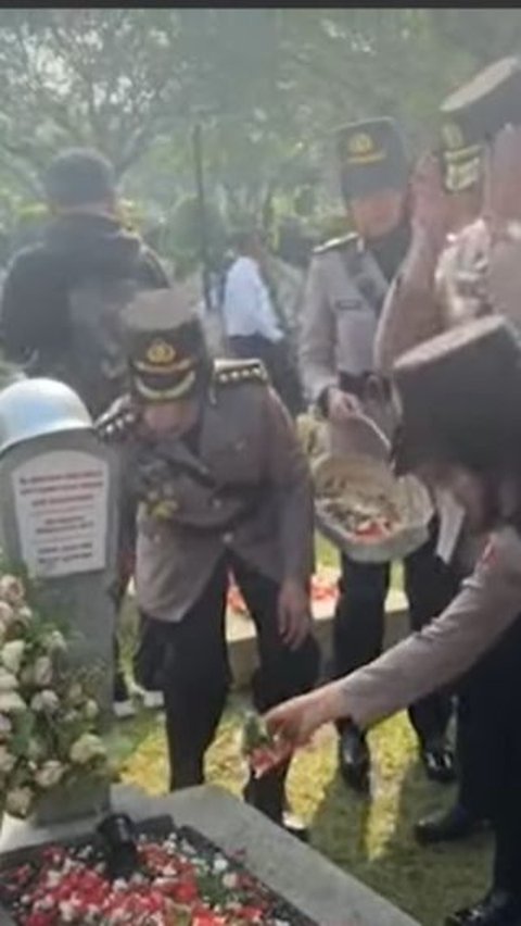 <span>Penuh Haru Hut ke-75, Polwan Ziarah ke Makam Presiden Habibie hingga Ani Yudhoyono</span><br>