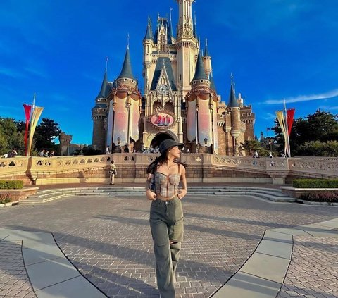 Tampil Cantik saat Liburan di Disneyland Jepang, Gaya Busana Fuji Tuai Banyak Kritik