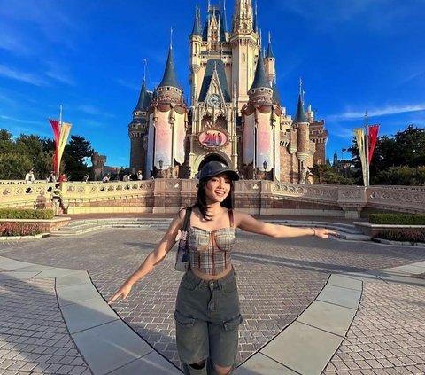 Tampil Cantik saat Liburan di Disneyland Jepang, Gaya Busana Fuji Tuai Banyak Kritik