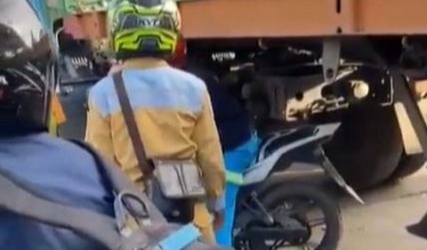 Bukan kali pertama, pengendara motor nekat melewati kolong truk sudah sering terjadi. Hal itu disampaikan oleh pemilik akun dalam keterangan video yang diunggahnya.