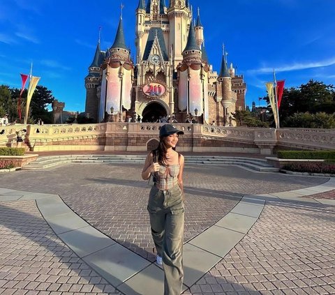 Tampil Cantik saat Liburan di Disneyland Jepang, Gaya Busana Fuji Tuai Banyak Kritik