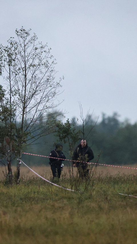 Pesawat tersebut dilaporkan terjatuh di dekat desa Kuzhenkino yang berada sekitar setengah jalan antara Moskow dan St Petersburg.