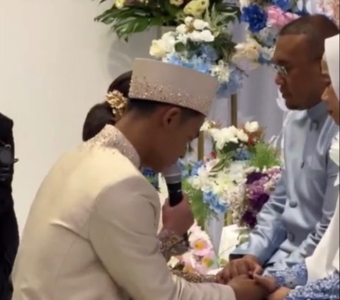 Arhan akhirnya menjadi menantu Andre Rosiade. Ini potret saat pernikahan Arhan dan Azizah. Tampak Arhan meminta doa restu ke Andre Rosiade.