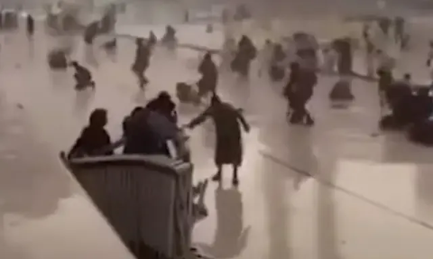 VIDEO: Viral Mencekam Hujan Badai di Makkah, Jemaah Umrah Sampai Terlempar Angin