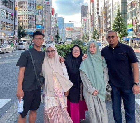 Ini potret saat Andre Rosiade dan sang istri jalan-jalan di Jepang. Tak hanya berdua ia ditemani sang menantu dan besan. Terlihat Arhan juga bersama sang ibunda.