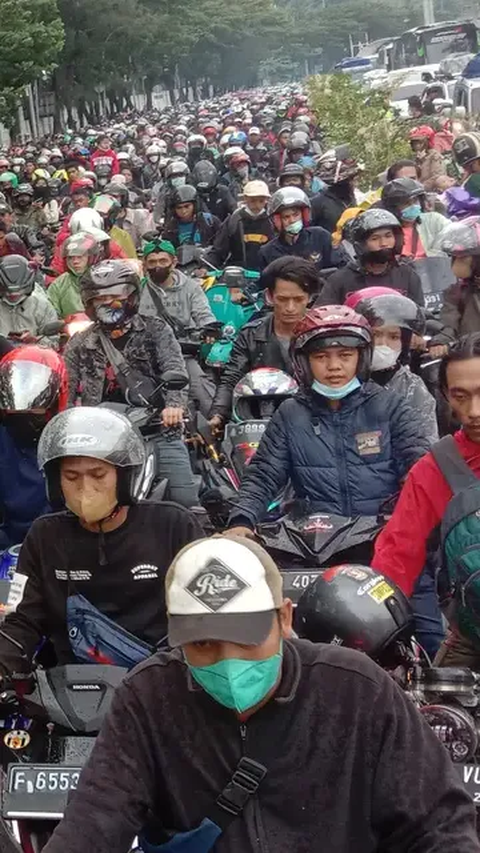 Demi Hindari Macet, Pengendara Motor Ini Nekat Lewati Kolong Truk Kontainer