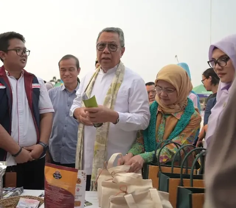 Benyamin Davnie sebelumnya merupakan wakil wali kota Tangsel, dua periode yang berpasangan dengan Airin Rachmi Diany. Airin adalah mantan wali kota Tangsel dua periode. Airin merupakan bibi dari Pilar Saga Ichsan (wakil wali kota Tangsel saat ini). 