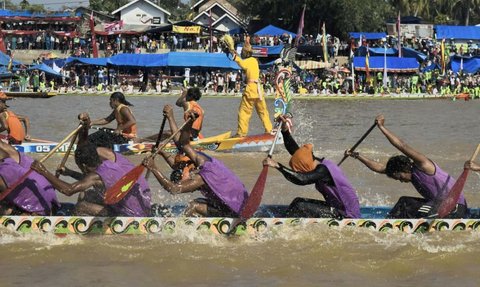 Mantra Dukun dan Semangat Pemuda Pacu Jalur Tepian Narosa