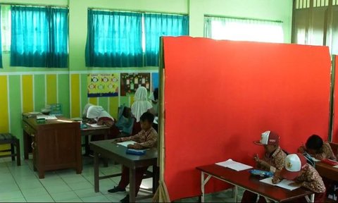 Potret Miris, Murid SD Terpaksa Berbagi Tempat Belajar dengan Ruang Guru Kerena Gedung Kelasnya Ambruk