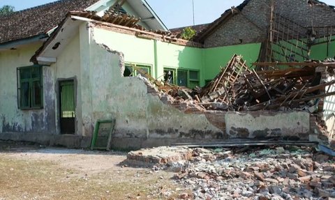 Potret Miris, Murid SD Terpaksa Berbagi Tempat Belajar dengan Ruang Guru Kerena Gedung Kelasnya Ambruk