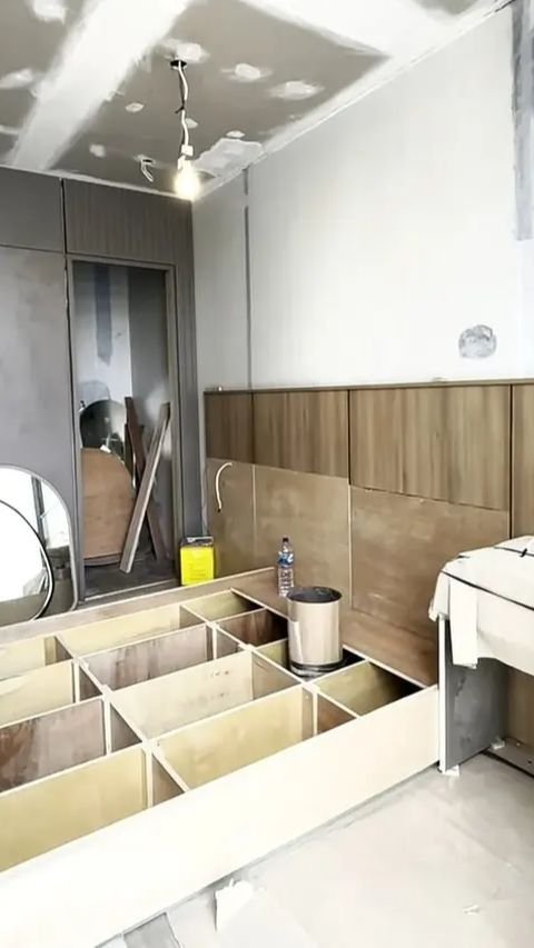 Proses pemasangan kasur dan walk-in closet juga tengah berlangsung.