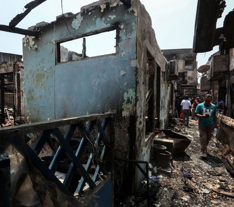 Hingga saat ini, petugas masih melakukan pendinginan dalam upaya mengurai material yang terbakar agar tidak menyisakan api maupun asap panas di lokasi.