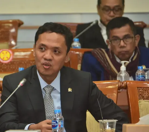 Gerindra menilai rakyat akan campur aduk merespons dua gagasan yang berada di kutub berbeda. Gerindra konsentrasi untuk membawa gagasan keberlanjutan.