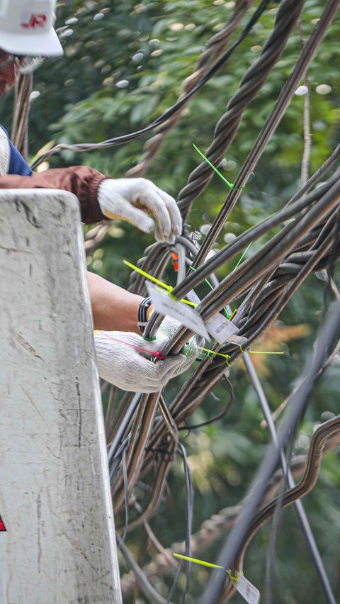 Karena kabel itu paling sering ditemukan semrawut dan tumpang tindih bahkan menjuntai di atas jalanan di Jakarta.