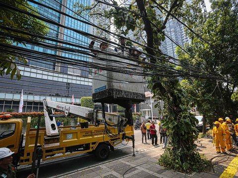 FOTO: Aksi Petugas Dinas Bina Marga Terus Gencar Tertibkan Kabel Semrawut di Jakarta