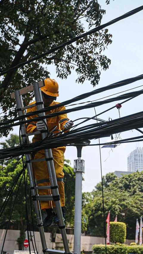 Penataan kabel fiber optik ini dilakukan usai rentetan kecelakaan yang terjadi akibat kesemrawutan kabel di Jakarta.