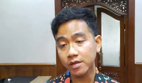 Ada yang ganjil saat Gubernur Jawa Tengah Ganjar Pranowo berkunjung ke Balai Kota Solo, Kamis (24/8). 