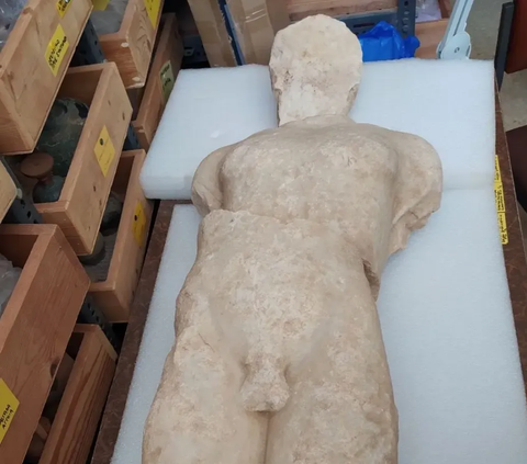 Penemuan patung pemuda bugil ini membuka jendela baru ke masa lalu dengan mengungkapkan keberadaan tempat suci Archaic akhir yang sebelumnya tidak diketahui.