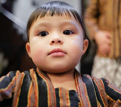 7 Potret Lucu Ameena Anak Atta Halilintar dan Aurel Kenakan Pakaian Adat Jawa, Super Gemas!