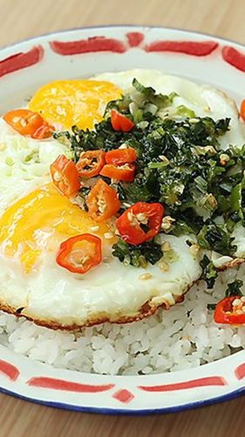 <b>3. Nasi Telur Ceplok dengan Scallion Oil ala Chef Devina Hermawan</b>