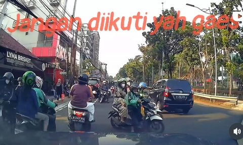 Tak Jera, Kini Pemotor Nekat Lawan Arah di Tengah Padatnya Lalu Lintas Jl Cideng Raya