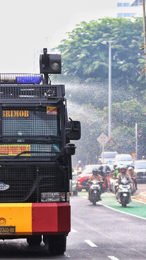 Momen Water Canon Basahi Kawasan Sudirman-Thamrin, Kurangi Dampak Polusi Udara

Translation: 