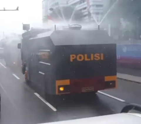 Moment Water Canon Soak Sudirman-Thamrin Area, Reducing the Impact of Air Pollution