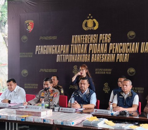 Direktorat Reserse Narkoba Mabes Polri membongkar kasus sindikat bandar narkoba jaringan Malaysia-Indonesia. Polisi juga menemukan dugaan TPPU oleh pelaku yang telah ditetapkan sebagai tersangka.