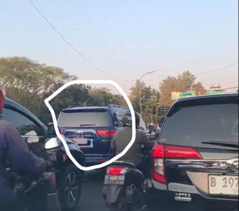 Pejabat Teladan! Mobil Petinggi TNI Tanpa Pengawal Tertib di Lampu Merah