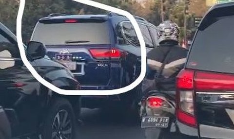 Pejabat Teladan! Mobil Petinggi TNI Tanpa Pengawal Tertib di Lampu Merah