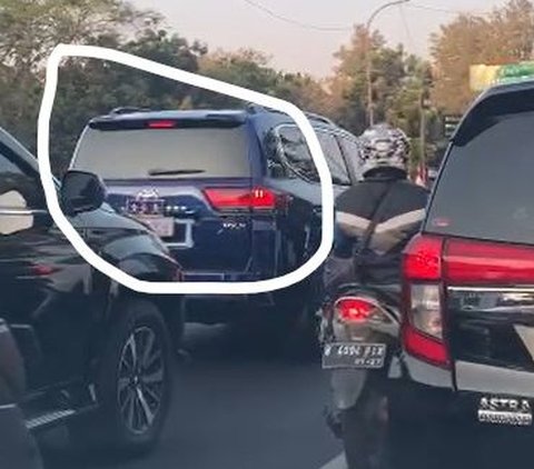 Pejabat Teladan! Mobil Petinggi TNI Tanpa Pengawal Tertib di Lampu Merah