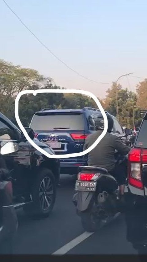 Hingga traffic light berubah hijau, mobil dinas TNI itu tetap dalam antrean mobil, dan tidak menyelak antrean.