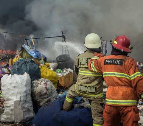 Pemerintah Kabupaten Bandung Barat telah menetapkan kebakaran gunung sampah di Tempat Pembuangan Akhir (TPA) Sarimukti, yang terjadi selama berhari-hari, sebagai darurat bencana yang perlu mendapatkan perhatian dan penanganan khusus.