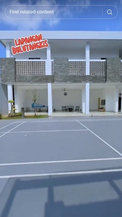 Hal ini lantaran, di area belakangnya terdapat banyak fasilitas olahraga, mulai dari lapangan tennis, badminton, hingga kolam renang.