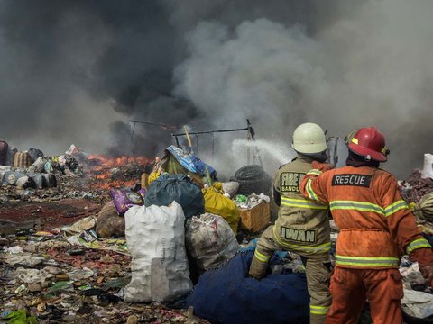 FOTO: Darurat! Begini Penampakan Gunung Sampah di TPA Sarimukti Bandung yang Terbakar Berhari-hari