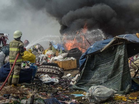 FOTO: Darurat! Begini Penampakan Gunung Sampah di TPA Sarimukti Bandung yang Terbakar Berhari-hari
