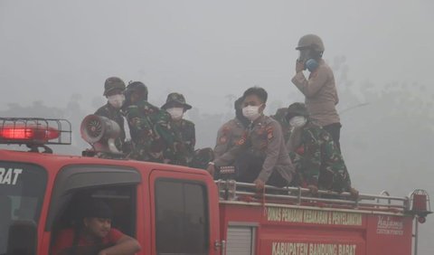 Personel gabungan TNI-Polri (Polda Jabar-Kodam III) diterjunkan untuk membantu pemerintah daerah dalam penanganan kebakaran yang melanda Tempat Pembuangan Akhir (TPA) Sarimukti, Kecamatan Cipatat, Kabupaten Bandung Barat (KBB).