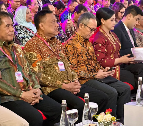 Dalam beberapa momen, Olly terlihat sepanggung bersama pakar ekonomi dan keuangan di ASEAN dan Indonesia.<br><br>Beberapa kali, dirinya juga tak lepas mengumbar senyum. 