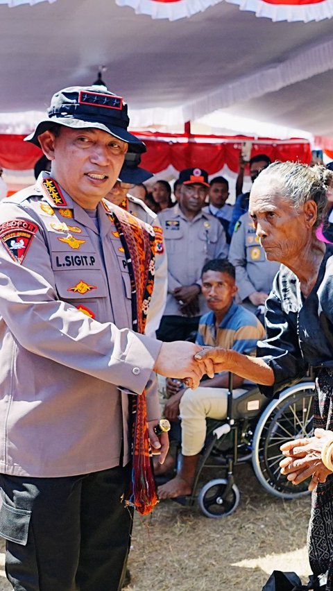 Potret Jenderal Sigit Cek Pelayanan Kesehatan Warga Palue NTT, Perintahkan Kapolda Siap Bantu