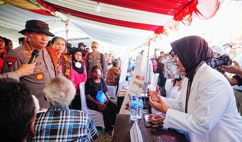 Kapolri Jenderal Listyo Sigit Prabowo bersama dengan Ketua Umum Bhayangkari Juliati Sigit Prabowo menghadiri bakti kesehatan dan sosial untuk masyarakat Palue, Kabupaten Sikka, Nusa Tenggara Timur (NTT), Kamis (24/8).