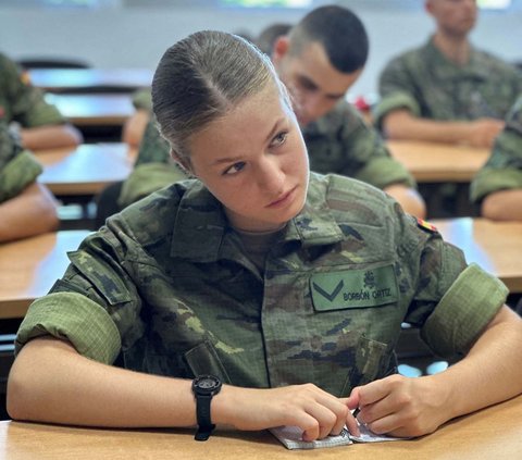 Putri Mahkota Spanyol, Leonor baru saja memulai akademi militer. Putri Raja Spanyol Felipe VI dan Ratu Letizia itu akan menjalani pelatihan militer selama tiga tahun. <br><br>Istana Spanyol pun merilis sejumlah foto Putri Leonor ketika hari pertama menjalani latihan militer. Simak selengkapnya!