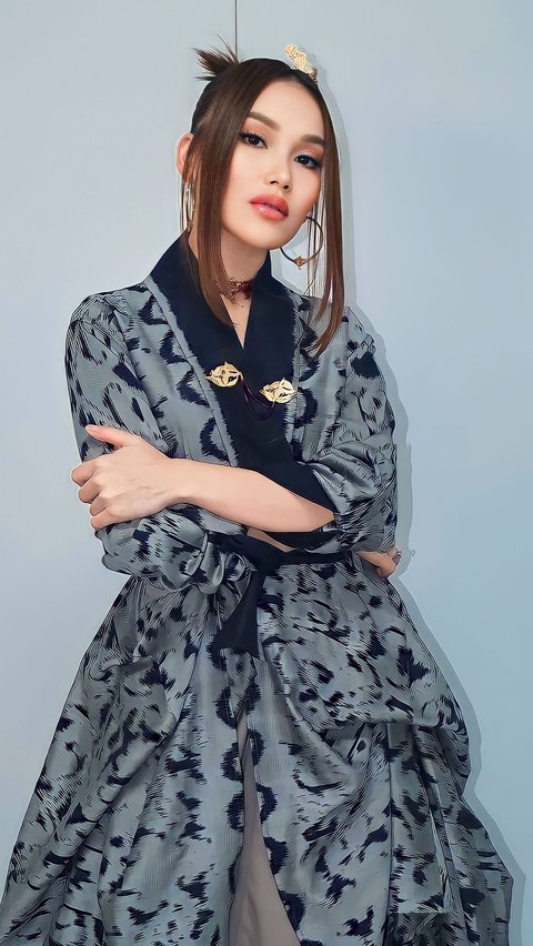 Like a Japanese girl, take a peek at Ayu Ting Ting's style with Full Printing Outer Kimono.
