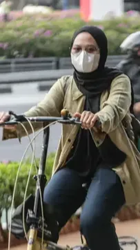 Jika terpaksa bepergian pada jam sibuk, warga diminta memakai masker untuk menghalau udara kotor terhirup dan memicu penyakit.