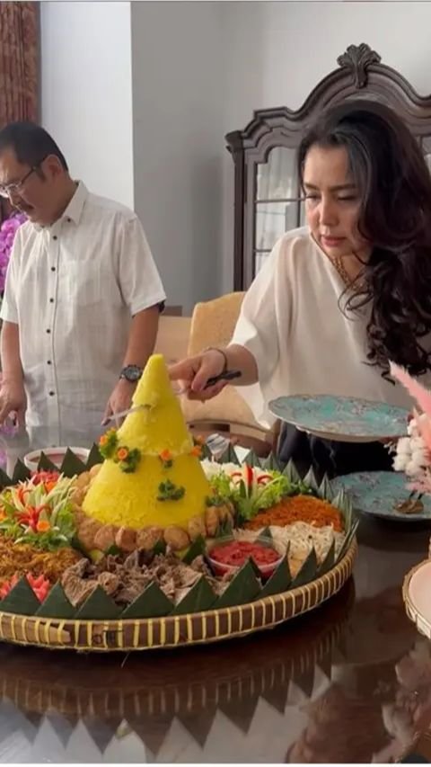 Setelah berdoa, Mayangsari memotong tumpeng dan memberikannya kepada suaminya yang tercinta.