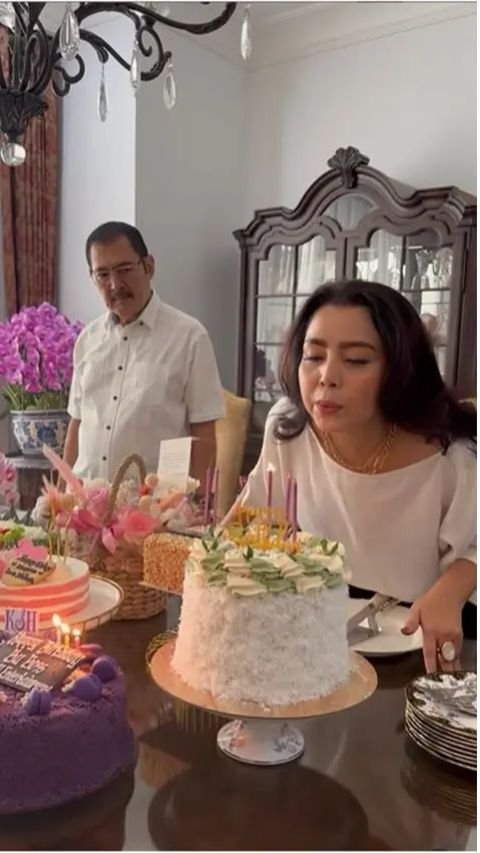 Mendapat kue ulang tahun dalam berbagai bentuk dan warna yang indah, Mayangsari penuh semangat saat meniup lilin satu per satu.