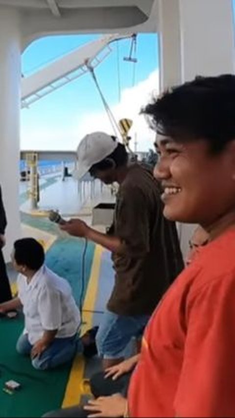Potret ABK asal Indonesia sedang berkumpul dan berkaraoke bersama di atas kapal.<br>