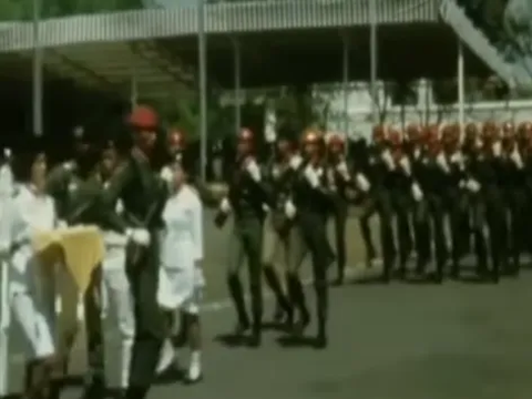 Momen Lawas Upacara 17 Agustus Tahun 1969 di Istana, Banyak Nyonya Bule Berpakaian Tanpa Lengan
