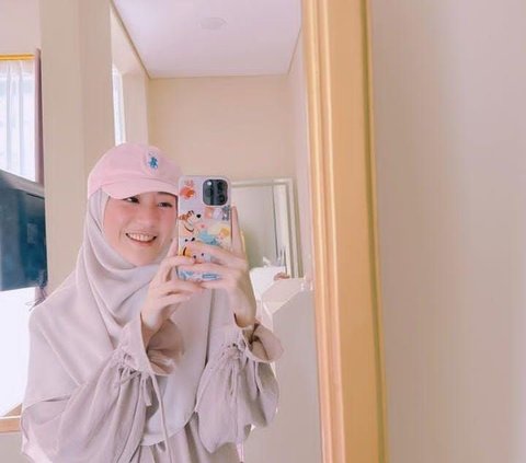 Baru-baru ini terlihat Larissa Chou mengunggah foto pria dan anak laki-lakinya di Instagram Stories. Pada foto tersebut, anak Larissa terlihat sangat dekat dengan pria tersebut. <br>